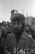 Maj - czerwiec 1989, Wrocław, Polska.
Happening Pomarańczowej Alternatywy na ulicy Świdnickiej - Kampania Wyborcza Majora. Waldemar Fydrych w mundurze milicjanta trzyma Polski Kodeks Honorowy Władysława Boziewicza.
Fot. Mieczysław Michalak, zbiory Ośrodka KARTA
