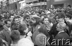 Maj - czerwiec 1989, Wrocław, Polska.
Happening Pomarańczowej Alternatywy na ulicy Świdnickiej - Kampania Wyborcza Majora. Waldemar Fydrych w mundurze milicjanta oblegany przez tłum.
Fot. Mieczysław Michalak, zbiory Ośrodka KARTA