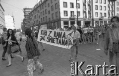 Maj – czerwiec 1989, Wrocław, Polska.
Happening Pomarańczowej Alternatywy – Kampania Wyborcza Majora. Pochód z transparentem: kupa z rana jak śmietana.
Fot. Mieczysław Michalak, zbiory Ośrodka KARTA