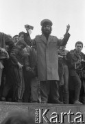 Maj – czerwiec 1989, Wrocław, Polska.
Happening Pomarańczowej Alternatywy na ulicy Świdnickiej – Kampania Wyborcza Majora. Waldemar Fydrych (Major) w mundurze milicjanta z wyprodukowanymi przez siebie dolarami.
Fot. Mieczysław Michalak, zbiory Ośrodka KARTA
