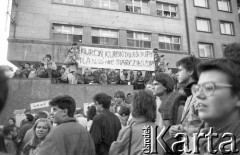 Maj – czerwiec 1989, Wrocław, Polska.
Happening Pomarańczowej Alternatywy na ulicy Świdnickiej – Kampania Wyborcza Majora. Uczestnicy z transparentem: Kuroń Kuroń dałeś dupy dla nas nie starczyło zupy.
Fot. Mieczysław Michalak, zbiory Ośrodka KARTA

