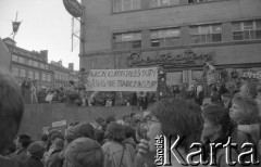 Maj – czerwiec 1989, Wrocław, Polska.
Happening Pomarańczowej Alternatywy na ulicy Świdnickiej – Kampania Wyborcza Majora. Uczestnicy z transparentem: Kuroń Kuroń dałeś dupy dla nas nie starczyło zupy.
Fot. Mieczysław Michalak, zbiory Ośrodka KARTA

