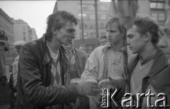 Maj – czerwiec 1989, Wrocław, Polska.
Happening Pomarańczowej Alternatywy na ulicy Świdnickiej – Kampania Wyborcza Majora. Uczestnicy happeningu.
Fot. Mieczysław Michalak, zbiory Ośrodka KARTA
