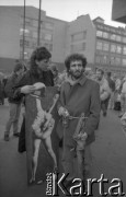 Maj – czerwiec 1989, Wrocław, Polska.
Happening Pomarańczowej Alternatywy na ulicy Świdnickiej – Kampania Wyborcza Majora. Dwaj uczestnicy z plakatem.
Fot. Mieczysław Michalak, zbiory Ośrodka KARTA
