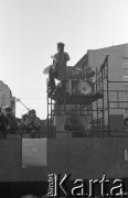 Maj – czerwiec 1989, Wrocław, Polska.
Happening Pomarańczowej Alternatywy na ulicy Świdnickiej – Kampania Wyborcza Majora. Waldemar Fydrych (Major) w mundurze milicjanta przemawia stojąc na rusztowaniu z perkusją. 
Fot. Mieczysław Michalak, zbiory Ośrodka KARTA
