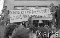 Maj – czerwiec 1989, Wrocław, Polska.
Happening Pomarańczowej Alternatywy na ulicy Świdnickiej – Kampania Wyborcza Majora. Uczestnicy z transparentem: Kuroń Kuroń dałeś dupy dla nas nie starczyło zupy.
Fot. Mieczysław Michalak, zbiory Ośrodka KARTA
