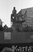 Maj – czerwiec 1989, Wrocław, Polska.
Happening Pomarańczowej Alternatywy na ulicy Świdnickiej – Kampania Wyborcza Majora. Waldemar Fydrych (Major) w mundurze milicjanta przemawia stojąc na rusztowaniu z perkusją.
Fot. Mieczysław Michalak, zbiory Ośrodka KARTA

