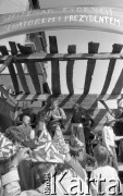 Maj – czerwiec 1989, Wrocław, Polska.
Happening Pomarańczowej Alternatywy na ulicy Świdnickiej – Kampania Wyborcza Majora. Uczestnicy na trybunie wyborczej z transparentem: Waldemar Fydrych senatorem i prezydentem.
Fot. Mieczysław Michalak, zbiory Ośrodka KARTA
