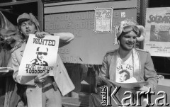 Maj – czerwiec 1989, Wrocław, Polska.
Happening Pomarańczowej Alternatywy na ulicy Świdnickiej – Kampania Wyborcza Majora. Z lewej strony uczestnik z plakatem z podobizną generała Wojciecha Jaruzelskiego i podpisem: wanted dead or live 1.000.000. $. Z prawej strony Krzysztof Skiba lider zespołu Big Cyc.
Fot. Mieczysław Michalak, zbiory Ośrodka KARTA
