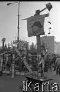 Maj – czerwiec 1989, Wrocław, Polska.
Happening Pomarańczowej Alternatywy na ulicy Świdnickiej – Kampania Wyborcza Majora. Instalacja z transparentem z podobizną Waldemara Fydrycha (Majora) z hasłami: Waldemar Fydrych Cesarz Polski, Ty i On to moc, wybierz.
Fot. Mieczysław Michalak, zbiory Ośrodka KARTA
