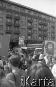 Maj – czerwiec 1989, Wrocław, Polska.
Happening Pomarańczowej Alternatywy na ulicy Świdnickiej – Kampania Wyborcza Majora. Uczestnicy z portretami Waldemara Fydrycha (Majora). Pierwszy z podpisem: agent, drugi z podpisem: fakir.
Fot. Mieczysław Michalak, zbiory Ośrodka KARTA
