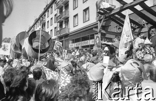 Maj – czerwiec 1989, Wrocław, Polska.
Happening Pomarańczowej Alternatywy na ulicy Świdnickiej – Kampania Wyborcza Majora. Uczestnicy z portretami Waldemara Fydrycha (Majora) przy trybunie wyborczej.
Fot. Mieczysław Michalak, zbiory Ośrodka KARTA
