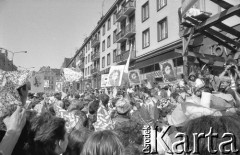Maj – czerwiec 1989, Wrocław, Polska.
Happening Pomarańczowej Alternatywy na ulicy Świdnickiej – Kampania Wyborcza Majora. Uczestnicy z portretami Waldemara Fydrycha (Majora) przy trybunie wyborczej.
Fot. Mieczysław Michalak, zbiory Ośrodka KARTA
