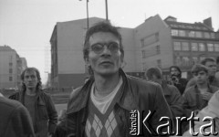 Maj – czerwiec 1989, Wrocław, Polska.
Happening Pomarańczowej Alternatywy – Kampania Wyborcza Majora na ulicy Świdnickiej. Uczestnik happeningu.
Fot. Mieczysław Michalak, zbiory Ośrodka KARTA

