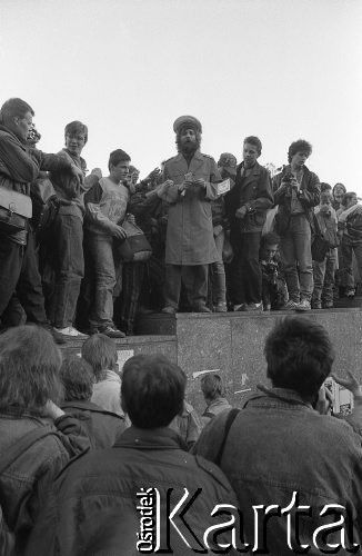 Maj – czerwiec 1989, Wrocław, Polska.
Happening Pomarańczowej Alternatywy na ulicy Świdnickiej – Kampania Wyborcza Majora. Waldemar Fydrych (Major) w mundurze milicjanta rozdaje wyprodukowane przez siebie dolary.
Fot. Mieczysław Michalak, zbiory Ośrodka KARTA
