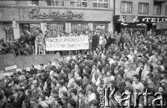 Maj – czerwiec 1989, Wrocław, Polska.
Happening Pomarańczowej Alternatywy na ulicy Świdnickiej – Kampania Wyborcza Majora. Uczestnicy z transparentem: Kuroń Kuroń dałeś dupy dla nas nie starczyło zupy.
Fot. Mieczysław Michalak, zbiory Ośrodka KARTA
