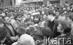 Maj – czerwiec 1989, Wrocław, Polska.
Happening Pomarańczowej Alternatywy na ulicy Świdnickiej – Kampania Wyborcza Majora. Waldemar Fydrych (Major) w mundurze milicjanta oblegany przez tłum czyta Polski Kodeks Honorowy Władysława Boziewicza.
Fot. Mieczysław Michalak, zbiory Ośrodka KARTA
