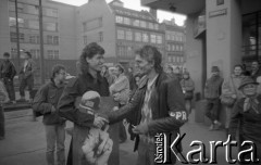 Maj – czerwiec 1989, Wrocław, Polska.
Happening Pomarańczowej Alternatywy na ulicy Świdnickiej – Kampania Wyborcza Majora. Dwaj uczestnicy z plakatem.
Fot. Mieczysław Michalak, zbiory Ośrodka KARTA
