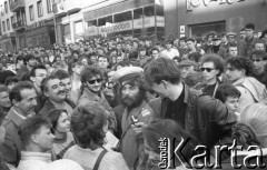 Maj – czerwiec 1989, Wrocław, Polska.
Happening Pomarańczowej Alternatywy na ulicy Świdnickiej. Waldemar Fydrych (Major) w mundurze milicjanta oblegany przez tłum.
Fot. Mieczysław Michalak, zbiory Ośrodka KARTA
