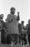 Maj – czerwiec 1989, Wrocław, Polska.
Happening Pomarańczowej Alternatywy na ulicy Świdnickiej – Kampania Wyborcza Majora. Waldemar Fydrych (Major) w mundurze milicjanta z wyprodukowanymi przez siebie dolarami.
Fot. Mieczysław Michalak, zbiory Ośrodka KARTA

