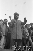 Maj – czerwiec 1989, Wrocław, Polska.
Happening Pomarańczowej Alternatywy na ulicy Świdnickiej – Kampania Wyborcza Majora. Waldemar Fydrych (Major) w mundurze milicjanta z wyprodukowanymi przez siebie dolarami.
Fot. Mieczysław Michalak, zbiory Ośrodka KARTA
