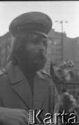 Maj – czerwiec 1989, Wrocław, Polska.
Happening Pomarańczowej Alternatywy na ulicy Świdnickiej – Kampania Wyborcza Majora. Waldemar Fydrych (Major) w mundurze milicjanta.
Fot. Mieczysław Michalak, zbiory Ośrodka KARTA
