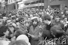 Maj – czerwiec 1989, Wrocław, Polska.
Happening Pomarańczowej Alternatywy na ulicy Świdnickiej. Waldemar Fydrych (Major) w mundurze milicjanta oblegany przez tłum.
Fot. Mieczysław Michalak, zbiory Ośrodka KARTA
