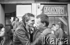 Maj – czerwiec 1989, Wrocław, Polska.
Happening Pomarańczowej Alternatywy na ulicy Świdnickiej – Kampania Wyborcza Majora. Dwaj uczestnicy podczas rozmowy.
Fot. Mieczysław Michalak, zbiory Ośrodka KARTA
