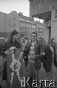 Maj – czerwiec 1989, Wrocław, Polska.
Happening Pomarańczowej Alternatywy na ulicy Świdnickiej – Kampania Wyborcza Majora. Dwaj uczestnicy z plakatem.
Fot. Mieczysław Michalak, zbiory Ośrodka KARTA
