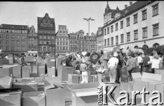1.06.1989, Wrocław, Polska.
Przygotowania do happeningu Pomarańczowej Alternatywy na Rynku Starego Miasta - Kampania Wyborcza Majora. Portret Waldemara Fydrycha (Majora) z podpisem: wampir. 
Fot. Mieczysław Michalak, zbiory Ośrodka KARTA