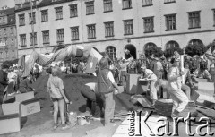1.06.1989, Wrocław, Polska.
Happening Pomarańczowej Alternatywy – Kampania Wyborcza Majora – instalacja artystyczna na Rynku Starego Miasta.
Fot. Mieczysław Michalak, zbiory Ośrodka KARTA
