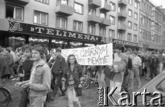 1986 - 1989, Wrocław, Polska.
Happening Pomarańczowej Alternatywy na ulicy Świdnickiej. Pochód z transparentem: precz z czarnym, czerwone jest piękne.
Fot. Mieczysław Michalak, zbiory Ośrodka KARTA