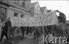 1986 - 1989, Wrocław, Polska.
Happening Pomarańczowej Alternatywy na ulicy Świdnickiej. Pochód z transparentem: precz z czarnym, czerwone jest piękne.
Fot. Mieczysław Michalak, zbiory Ośrodka KARTA