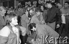 1986-1989, Wrocław, Polska.
Happening Pomarańczowej Alternatywy na ulicy Świdnickiej. Uczestnicy happeningu.
Fot. Mieczysław Michalak, zbiory Ośrodka KARTA