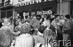 1986-1989, Wrocław, Polska.
Happening Pomarańczowej Alternatywy na ulicy Świdnickiej. Uczestnicy happeningu.
Fot. Mieczysław Michalak, zbiory Ośrodka KARTA