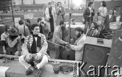 1986-1989, Wrocław, Polska.
Happening Pomarańczowej Alternatywy na ulicy Świdnickiej. Zespół muzyczny.
Fot. Mieczysław Michalak, zbiory Ośrodka KARTA
