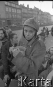 1986-1989, Wrocław, Polska.
Happening Pomarańczowej Alternatywy na ulicy Świdnickiej. Kobieta w mundurze bolszewika.
Fot. Mieczysław Michalak, zbiory Ośrodka KARTA
