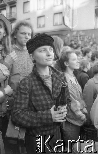 1986-1989, Wrocław, Polska.
Happening Pomarańczowej Alternatywy na ulicy Świdnickiej. Kobieta z butelką.
Fot. Mieczysław Michalak, zbiory Ośrodka KARTA
