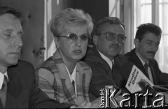 Początek lat 90., Polska.
Konferencja prasowa z udziałem Barbary Blidy - posłanki na Sejm z Socjaldemokracji Rzeczypospolitej Polskiej.
Fot. Mieczysław Michalak, zbiory Ośrodka KARTA