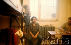 Listopad-grudzień 1982, Warszawa, Polska.
Ośrodek Odosobnienia w Warszawie-Białołęce - Tomasz Jastrun w celi.
Fot. Krzysztof Klim, zbiory Ośrodek KARTA