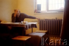 Listopad-grudzień 1982, Warszawa, Polska.
Ośrodek Odosobnienia w Warszawie-Białołęce - więzień w celi.
Fot. Krzysztof Klim, zbiory Ośrodek KARTA