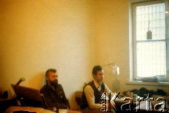 Listopad-grudzień 1982, Warszawa, Polska.
Ośrodek Odosobnienia w Warszawie-Białołęce - więźniowie w celi.
Fot. Krzysztof Klim, zbiory Ośrodek KARTA