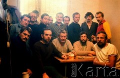Listopad-grudzień 1982, Warszawa, Polska.
Ośrodek Odosobnienia w Warszawie-Białołęce - więźniowie w celi.
Fot. Krzysztof Klim, zbiory Ośrodek KARTA