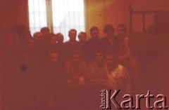 Listopad-grudzień 1982, Warszawa, Polska.
Ośrodek Odosobnienia w Warszawie-Białołęce - więźniowie w celi.
Fot. Krzysztof Klim, zbiory Ośrodek KARTA