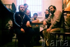 Listopad-grudzień 1982, Warszawa, Polska.
Ośrodek Odosobnienia w Warszawie-Białołęce - więźniowie w celi.
Fot. Krzysztof Klim, zbiory Ośrodek KARTA