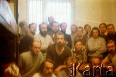 Listopad-grudzień 1982, Warszawa, Polska.
Ośrodek Odosobnienia w Warszawie-Białołęce - więźniowie w celi.
Fot. Krzysztof Klim, zbiory Ośrodek KARTA