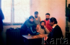 Listopad-grudzień 1982, Warszawa, Polska.
Ośrodek Odosobnienia w Warszawie-Białołęce - więźniowie w celi.
Fot. Krzysztof Klim, zbiory Ośrodek KARTA