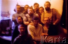 Listopad-grudzień 1982, Warszawa, Polska.
Ośrodek Odosobnienia w Warszawie-Białołęce - więźniowie w celi.
Fot. Krzysztof Klim, zbiory Ośrodek KARTA