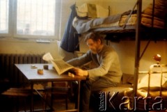 Listopad-grudzień 1982, Warszawa, Polska.
Ośrodek Odosobnienia w Warszawie-Białołęce - więzień w celi.
Fot. Krzysztof Klim, zbiory Ośrodek KARTA