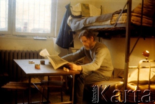Listopad-grudzień 1982, Warszawa, Polska.
Ośrodek Odosobnienia w Warszawie-Białołęce - więzień w celi.
Fot. Krzysztof Klim, zbiory Ośrodek KARTA